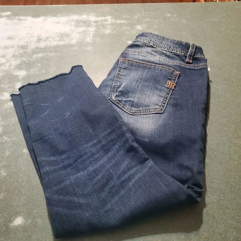 Miss Me embroidered leg cuttoff capri sz 30